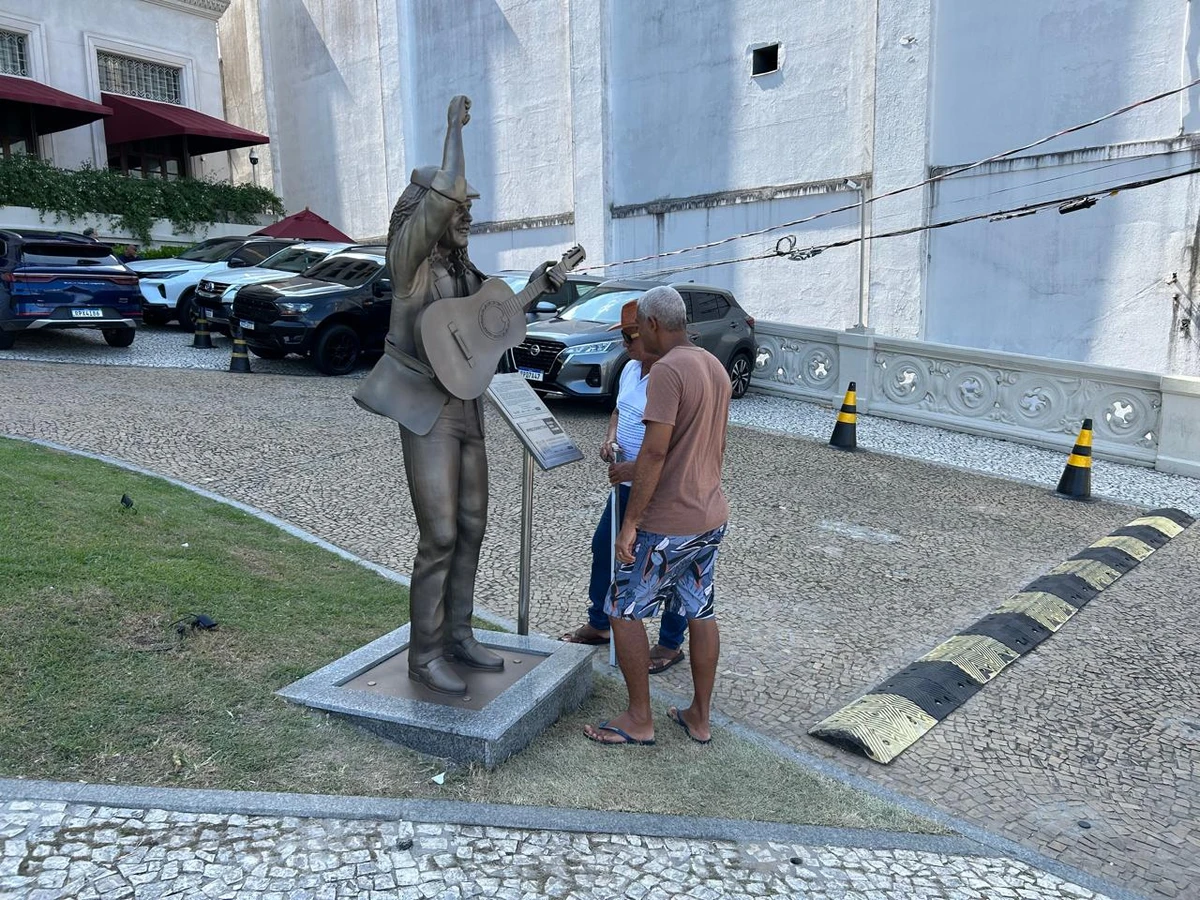 Selfies e saudade: fãs celebram Moraes Moreira em bronze por Bruno Wendel/CORREIO