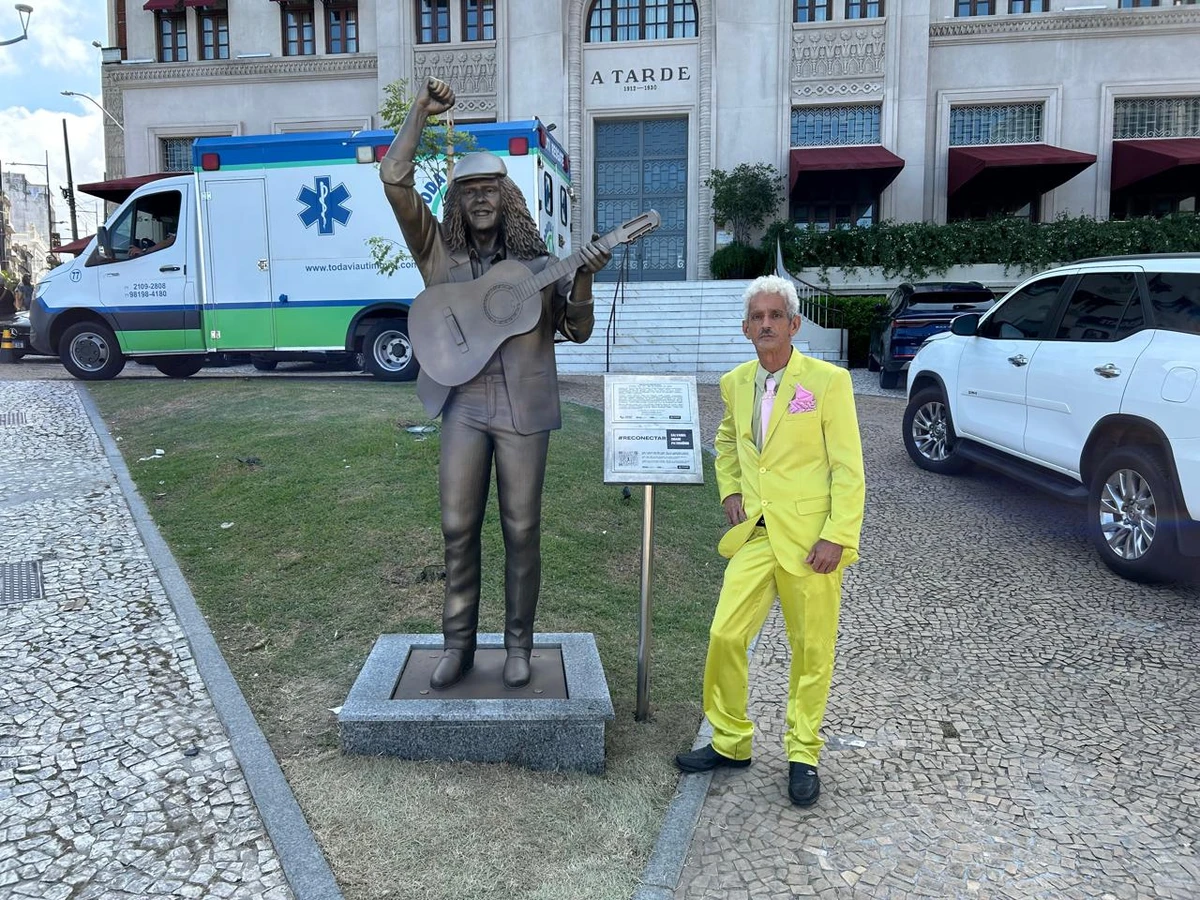 Selfies e saudade: fãs celebram Moraes Moreira em bronze por Bruno Wendel/CORREIO