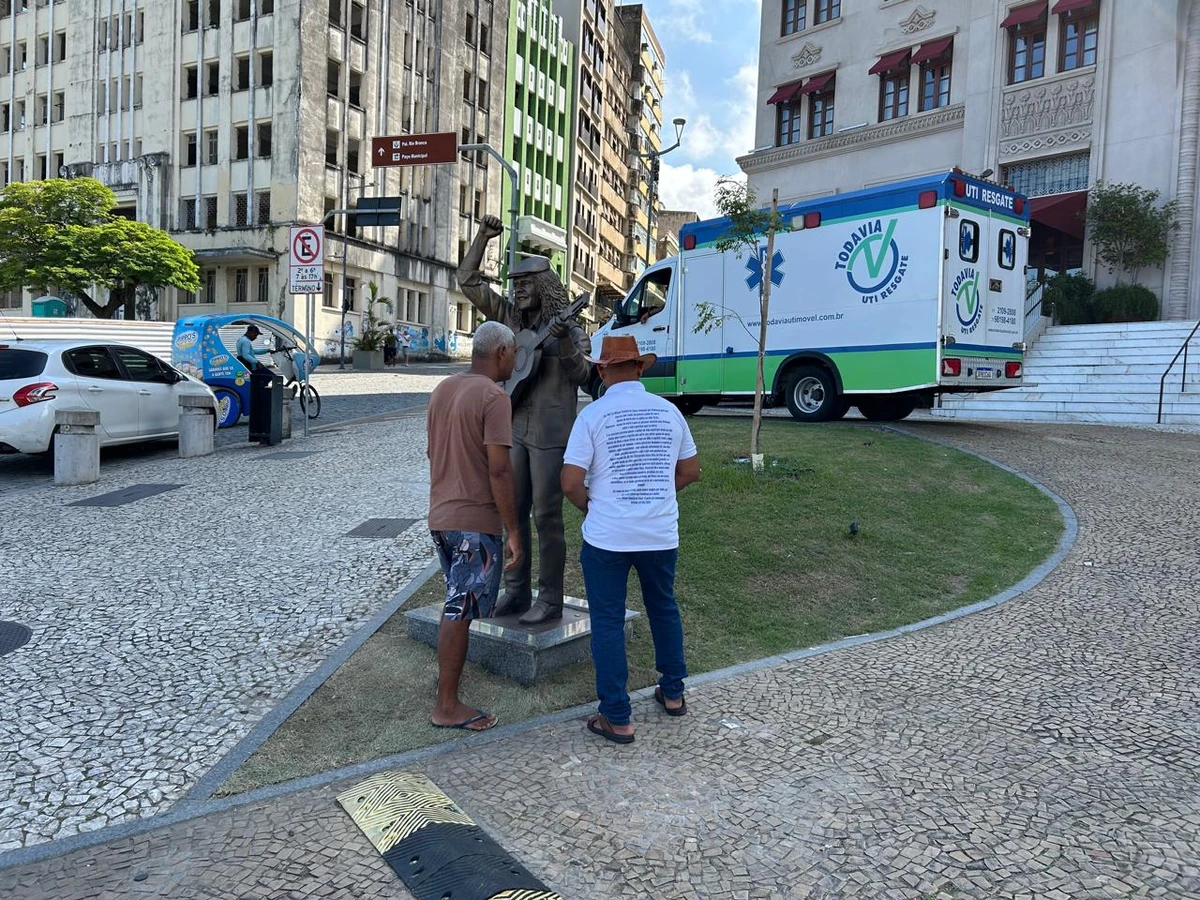 Selfies e saudade: fãs celebram Moraes Moreira em bronze por Bruno Wendel/CORREIO