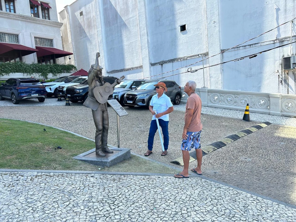 Selfies e saudade: fãs celebram Moraes Moreira em bronze por Bruno Wendel/CORREIO