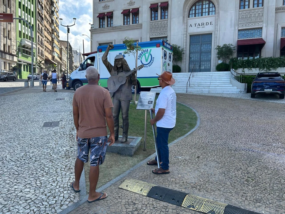 Selfies e saudade: fãs celebram Moraes Moreira em bronze por Bruno Wendel/CORREIO