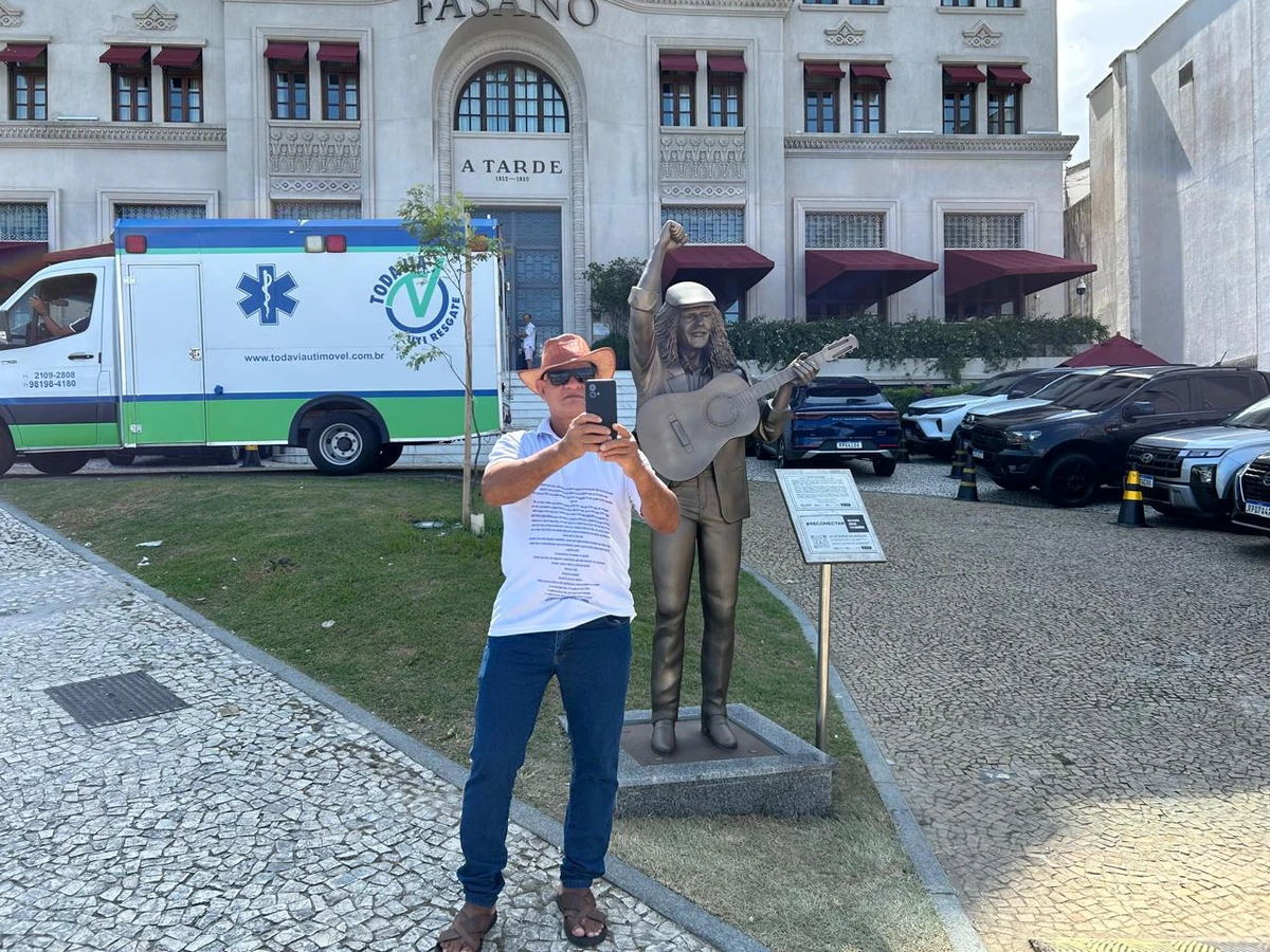 Selfies e saudade: fãs celebram Moraes Moreira em bronze por Bruno Wendel/CORREIO