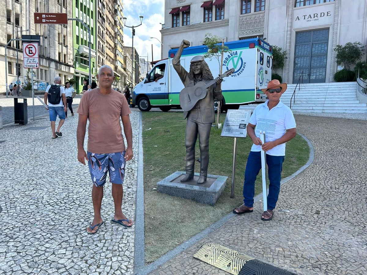 Selfies e saudade: fãs celebram Moraes Moreira em bronze por Bruno Wendel/CORREIO