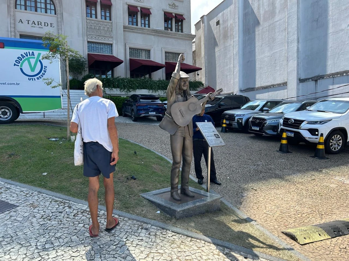 Selfies e saudade: fãs celebram Moraes Moreira em bronze por Bruno Wendel/CORREIO