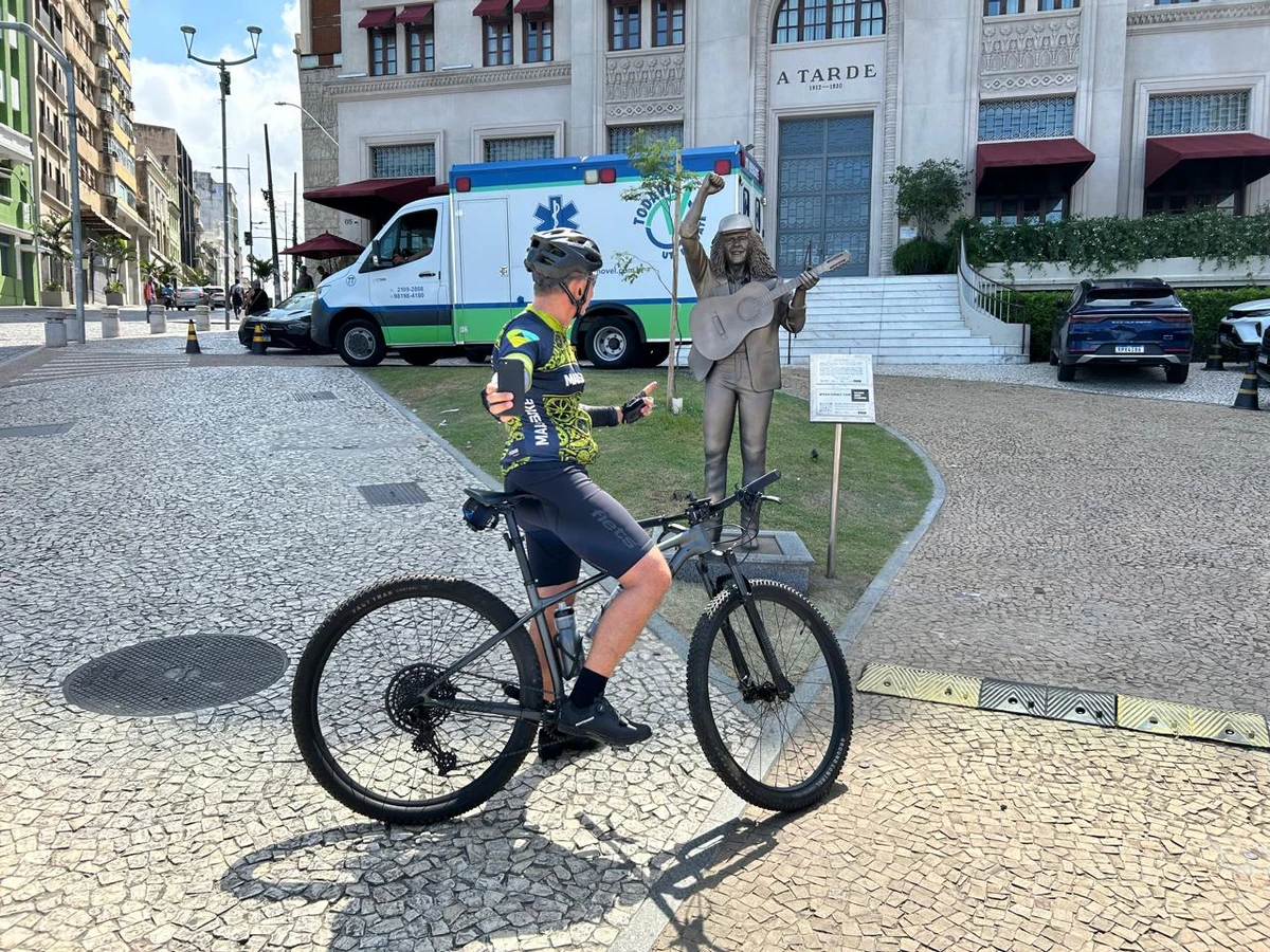 Selfies e saudade: fãs celebram Moraes Moreira em bronze por Bruno Wendel/CORREIO