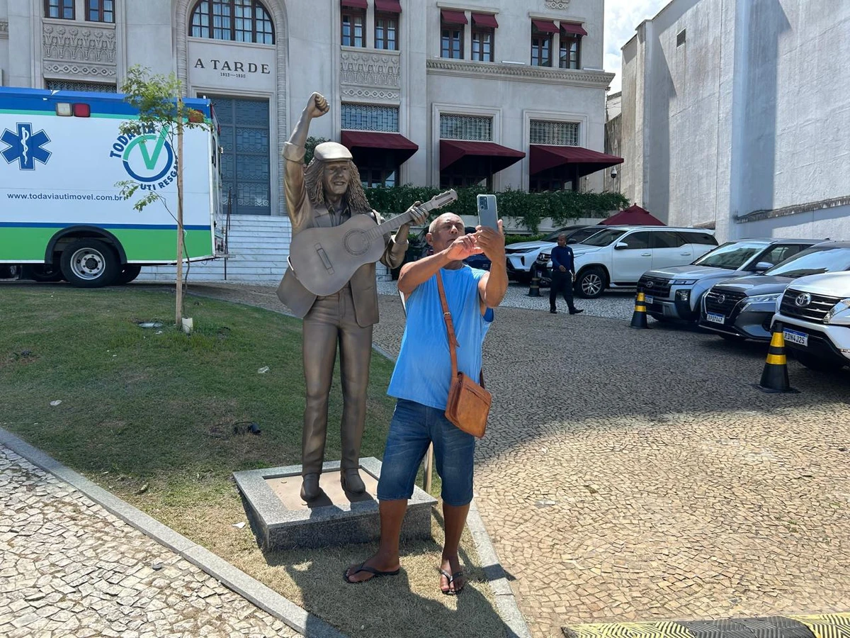 Selfies e saudade: fãs celebram Moraes Moreira em bronze por Bruno Wendel/CORREIO