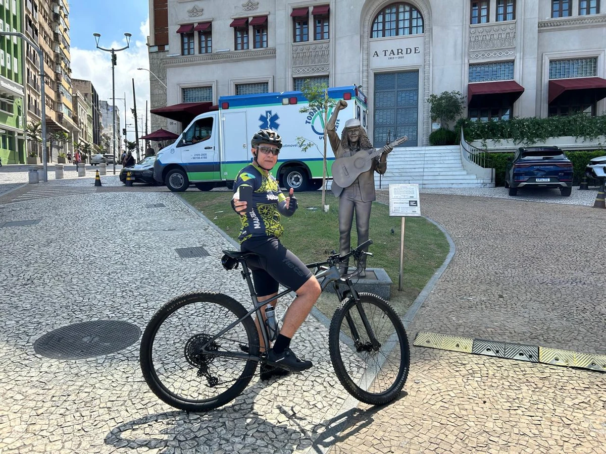 Selfies e saudade: fãs celebram Moraes Moreira em bronze por Bruno Wendel/CORREIO