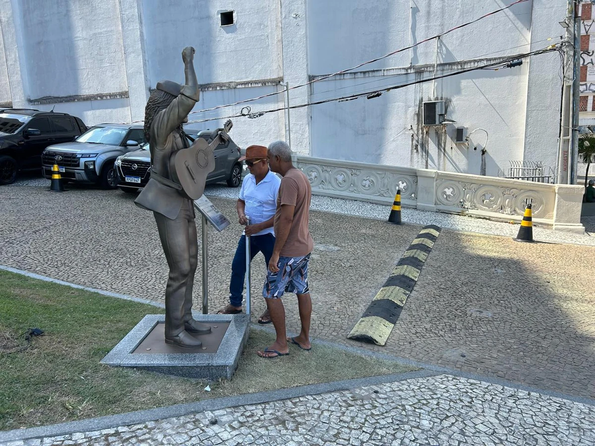 Selfies e saudade: fãs celebram Moraes Moreira em bronze por Bruno Wendel/CORREIO