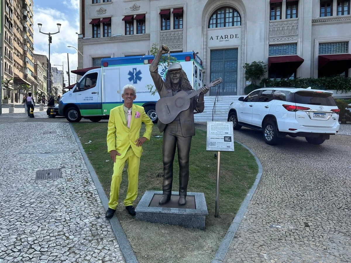 Selfies e saudade: fãs celebram Moraes Moreira em bronze por Bruno Wendel/CORREIO