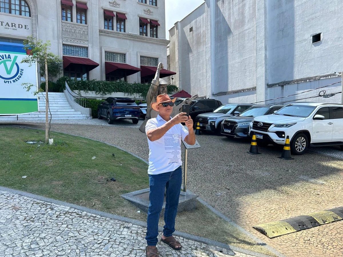 Selfies e saudade: fãs celebram Moraes Moreira em bronze por Bruno Wendel/CORREIO