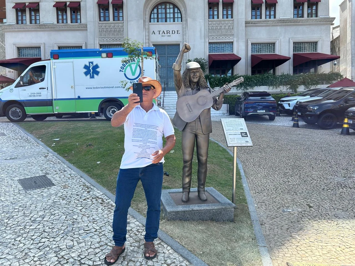 Selfies e saudade: fãs celebram Moraes Moreira em bronze por Bruno Wendel/CORREIO