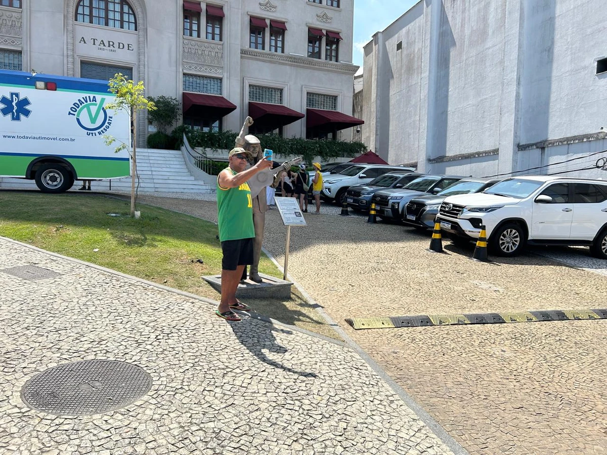 Selfies e saudade: fãs celebram Moraes Moreira em bronze por Bruno Wendel/CORREIO