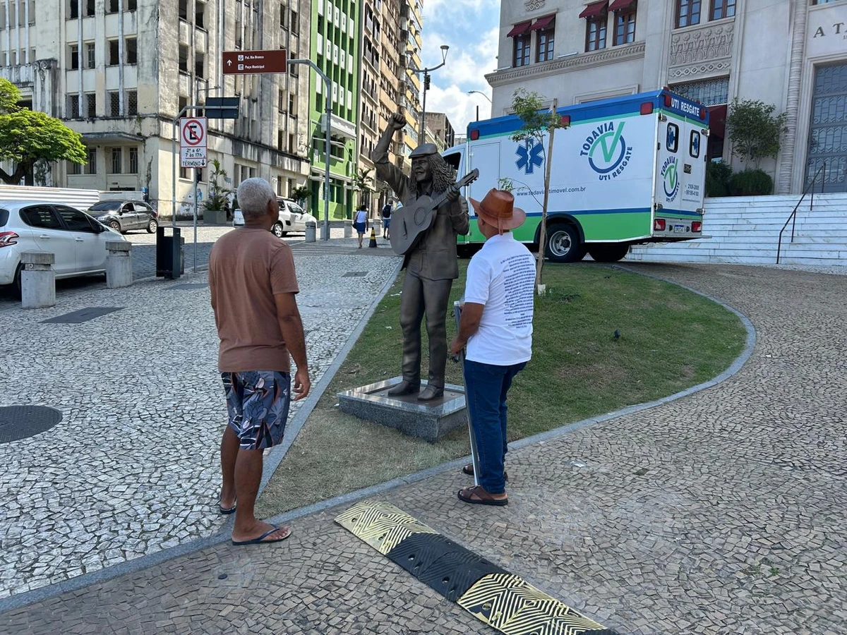 Selfies e saudade: fãs celebram Moraes Moreira em bronze por Bruno Wendel/CORREIO