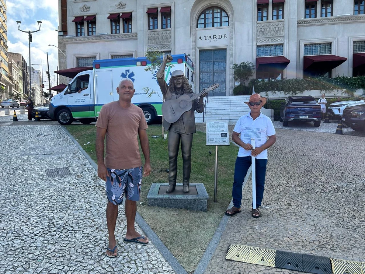 Selfies e saudade: fãs celebram Moraes Moreira em bronze por Bruno Wendel/CORREIO