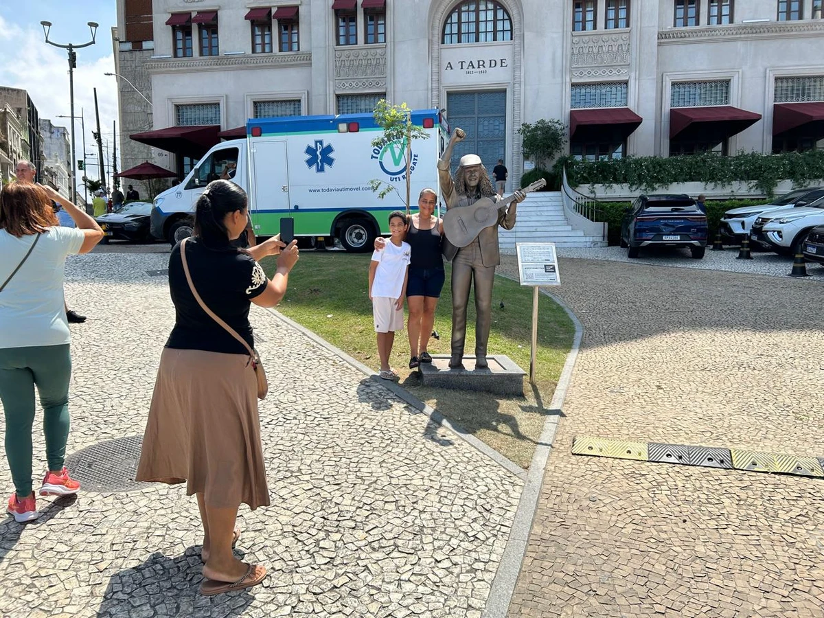 Selfies e saudade: fãs celebram Moraes Moreira em bronze por Bruno Wendel/CORREIO