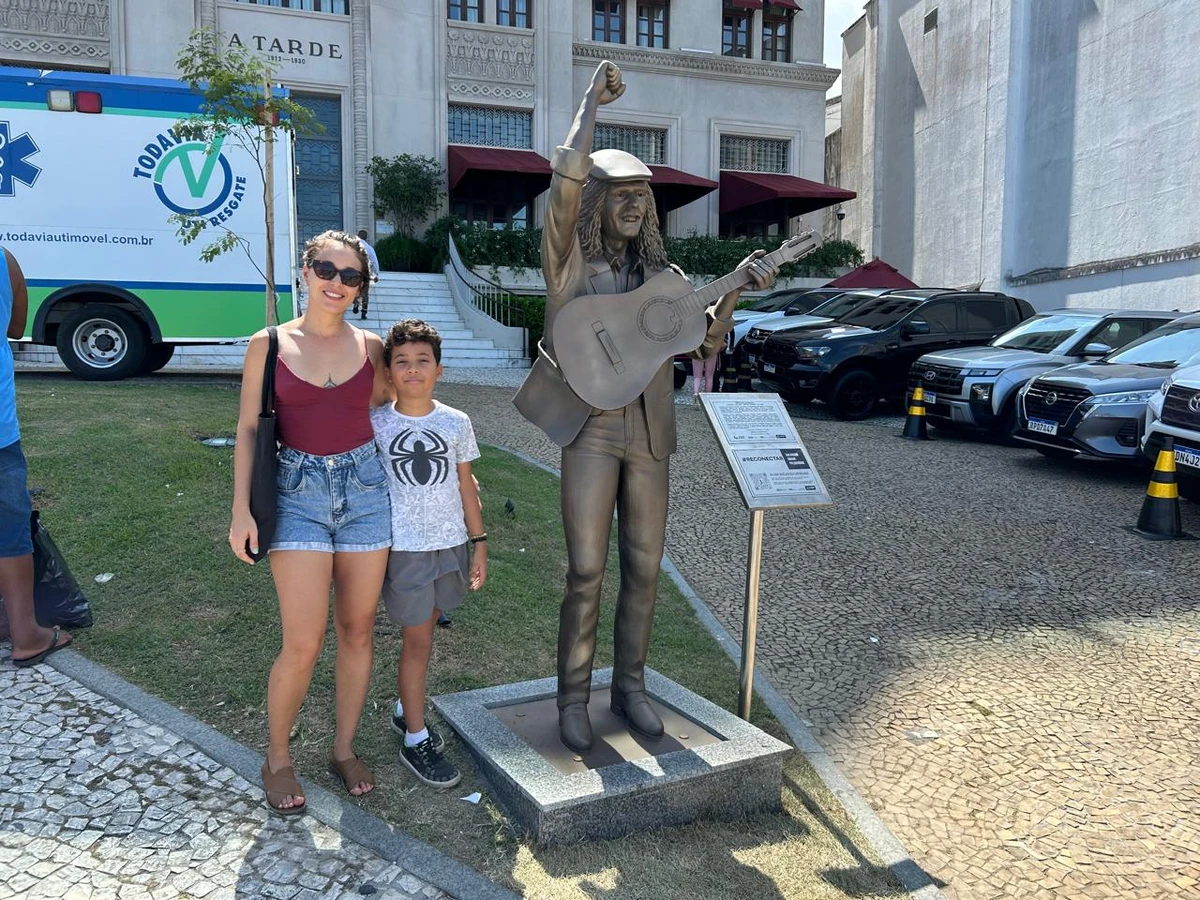 Selfies e saudade: fãs celebram Moraes Moreira em bronze por Bruno Wendel/CORREIO