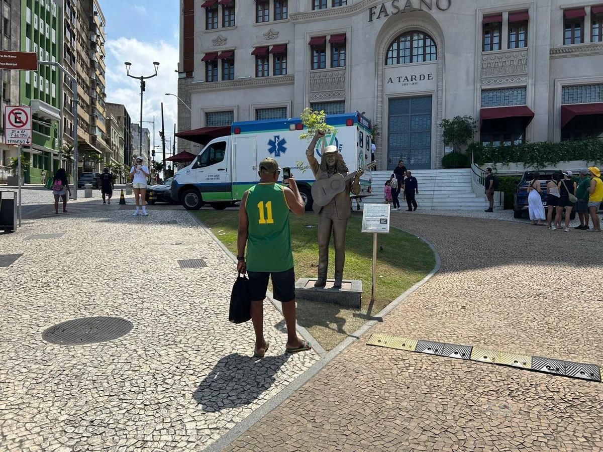 Selfies e saudade: fãs celebram Moraes Moreira em bronze por Bruno Wendel/CORREIO