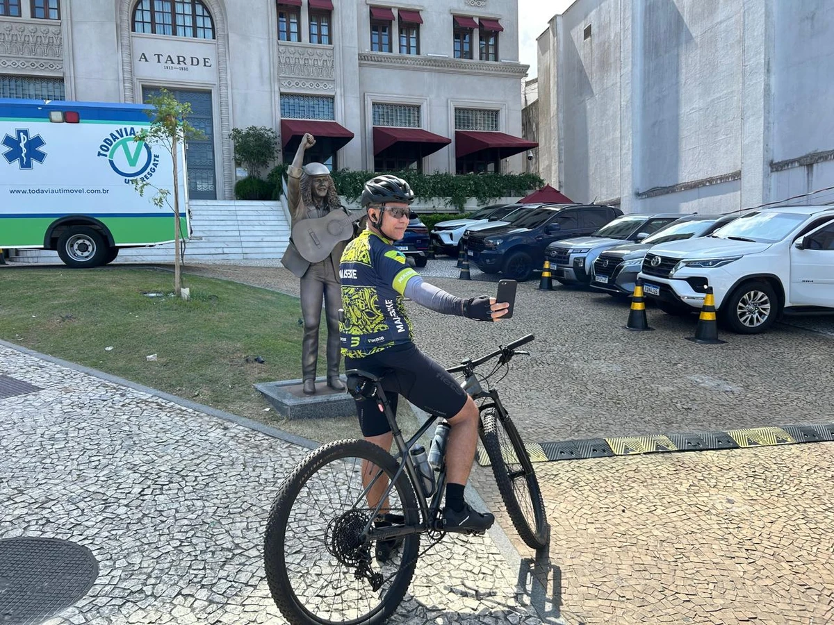 Selfies e saudade: fãs celebram Moraes Moreira em bronze por Bruno Wendel/CORREIO