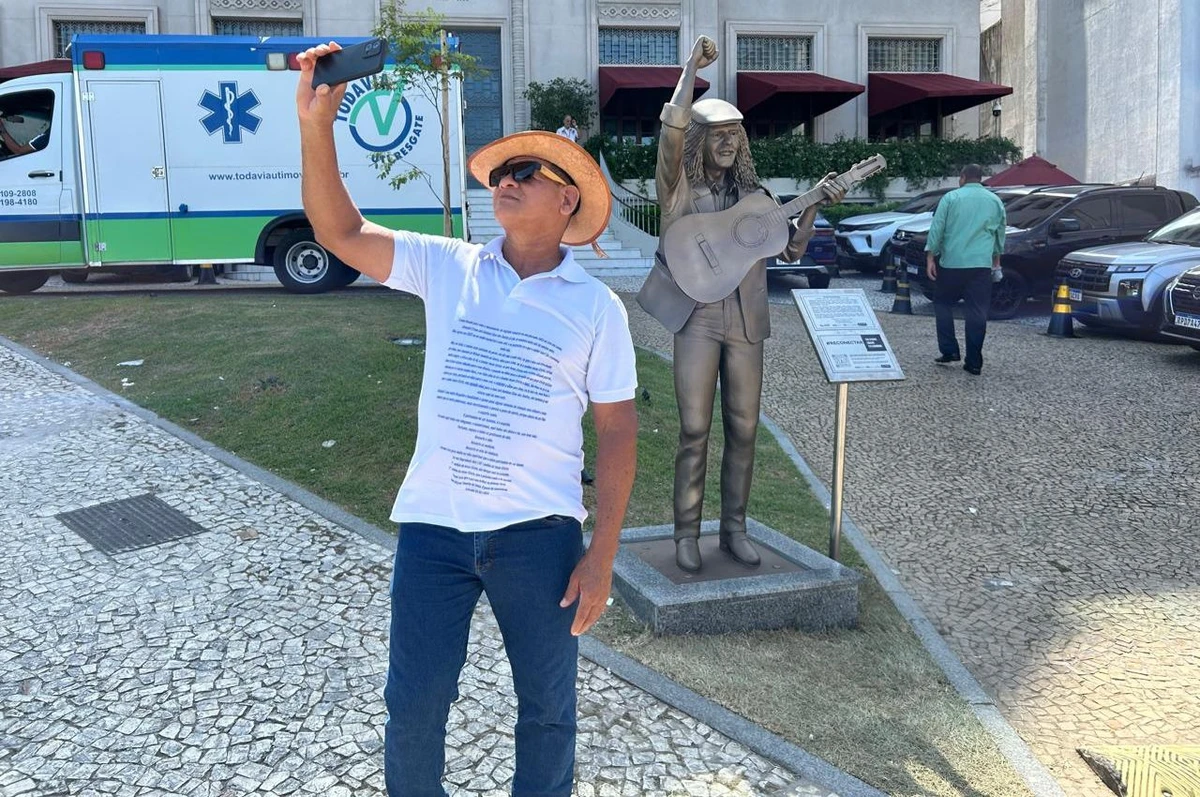 Selfies e saudade: fãs celebram Moraes Moreira em bronze