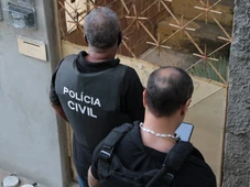 Imagem - Polícia apreende eletrônicos de homem acusado de praticar cyberstalking, extorsão e estelionato contra o ex