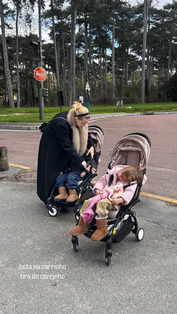 Isa Scherer e família em Paris por Reprodução/Instagram