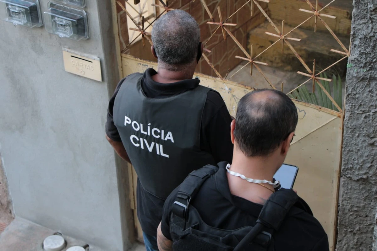 Polícia apreende eletrônicos de homem acusado de praticar cyberstalking, extorsão e estelionato contra o ex