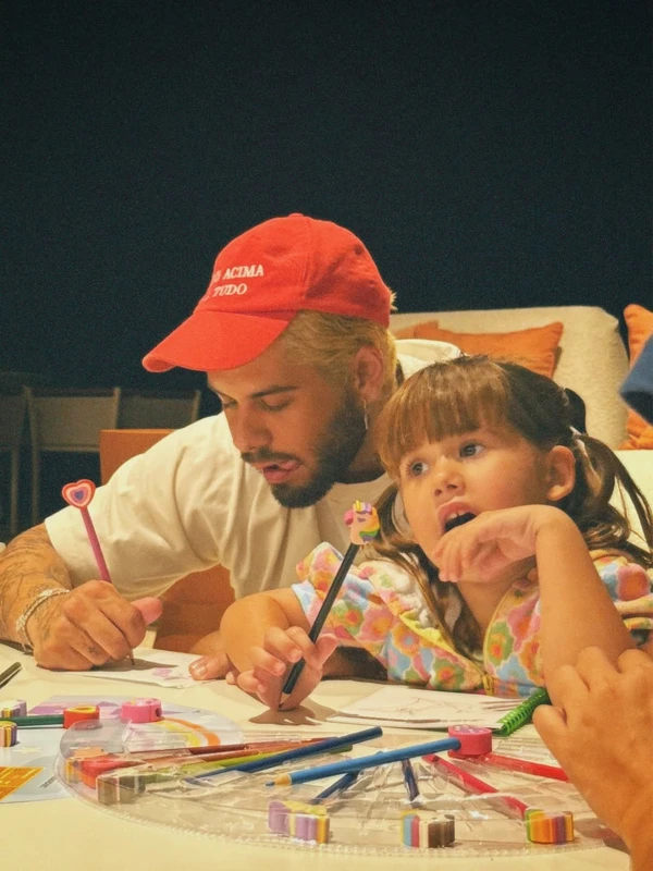 Zé Felipe abre álbum de viagem com filhos por Reprodução/Instagram