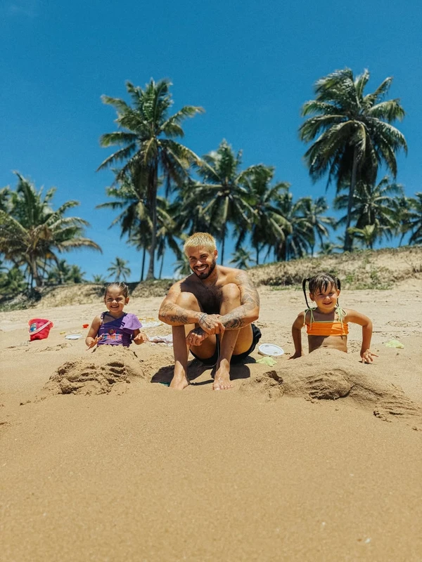 Zé Felipe abre álbum de viagem com filhos por Reprodução/Instagram