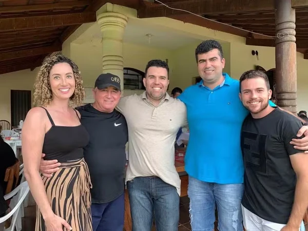 Amado Batista com os quatro filhos
