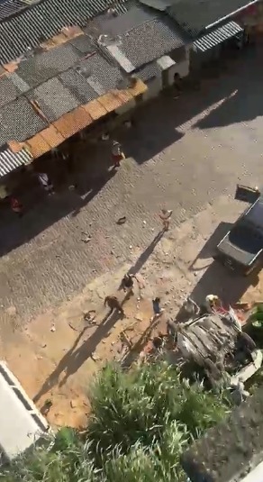 Carro cai de altura de 17 metros em estacionamento em Salvador e deixa dois feridos por Reprodução / Redes sociais