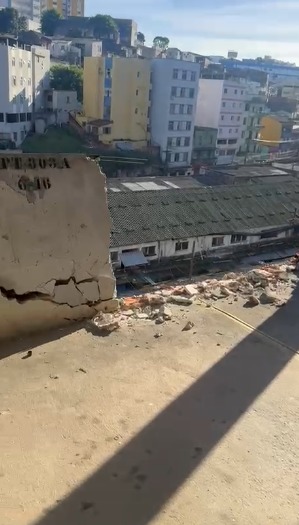 Carro cai de altura de 17 metros em estacionamento em Salvador e deixa dois feridos por Reprodução / Redes sociais