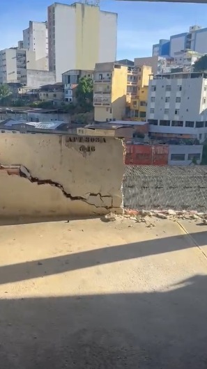 Carro cai de altura de 17 metros em estacionamento em Salvador e deixa dois feridos por Reprodução / Redes sociais