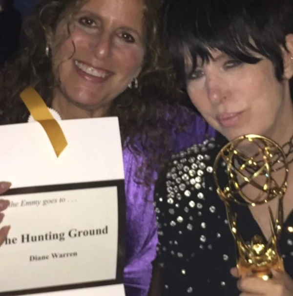 Diane Warren com seu Emmy por "The Hunting Ground" por Reprodução/ Instagram