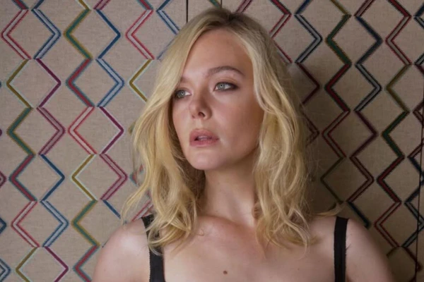 Elle Fanning é conhecida por interpretar a Bela Adormecida em 