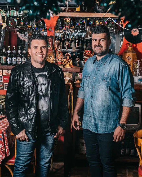 Erich (à esquerda), filho mais velho de Amado Batista, formou uma dupla sertaneja com Bruno (à direita por Reprodução/Arquivo