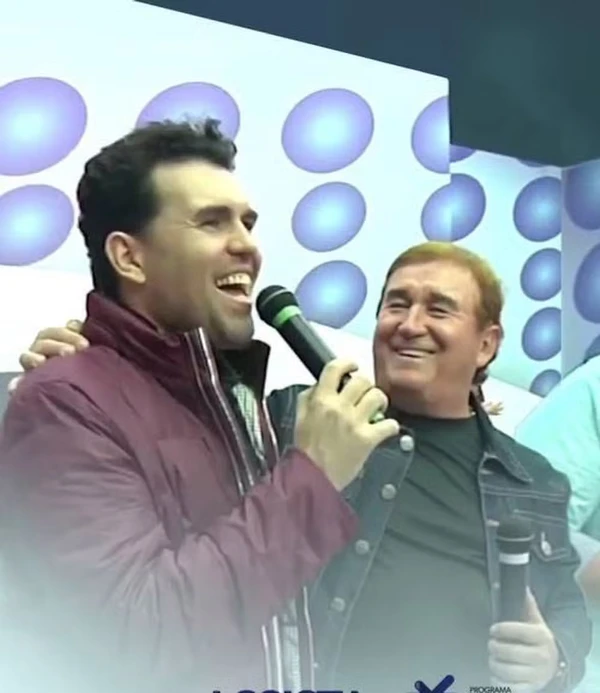 Erich cantando com o pai, Amado Batista por Reprodução/Instagram