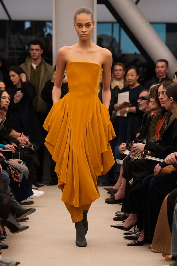 Iasmin Reis para Alaia por Reprodução/Instagram