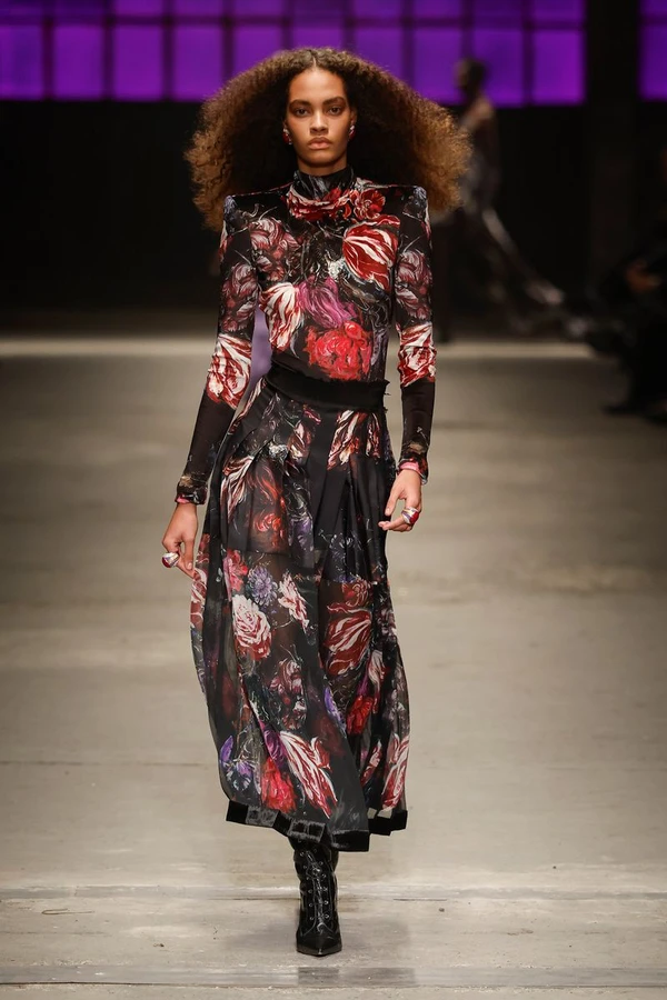 Iasmin Reis para Roberto Cavalli por Reprodução/Instagram