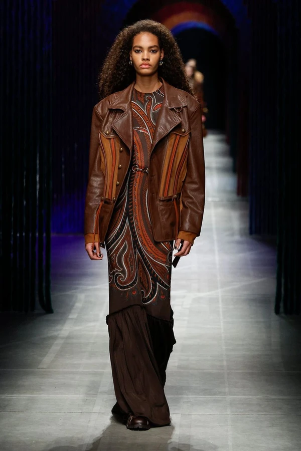 Iasmin Reis para Etro por Reprodução/Instagram