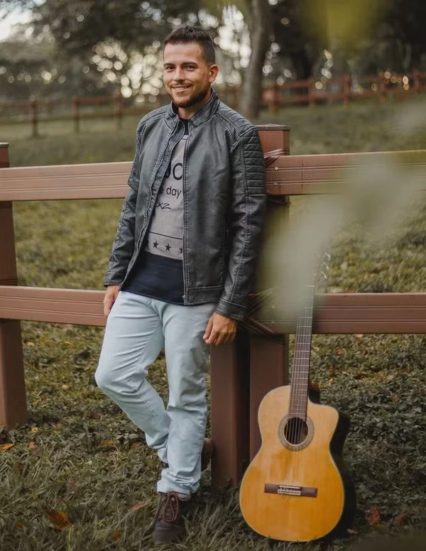 O cantor Rick Batista é filho caçula de Amado Batista por Reprodução/Instagram