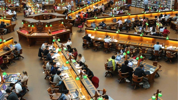 Pesquisas recentes indicam que atenção, erro e sono desempenham papéis decisivos na aprendizagem, desmontando o mito de que o cérebro perde sua capacidade de aprender com a idade