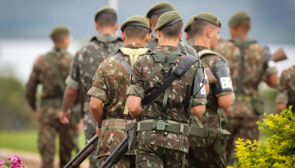 Quanto ganha um oficial do exército? Reajuste aumenta saldo para quase R$15mil