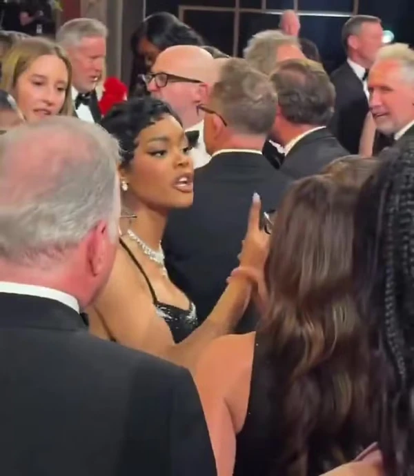 Teyana Taylor discute no tapete vermelho do Oscar 2026 por Reprodução/X