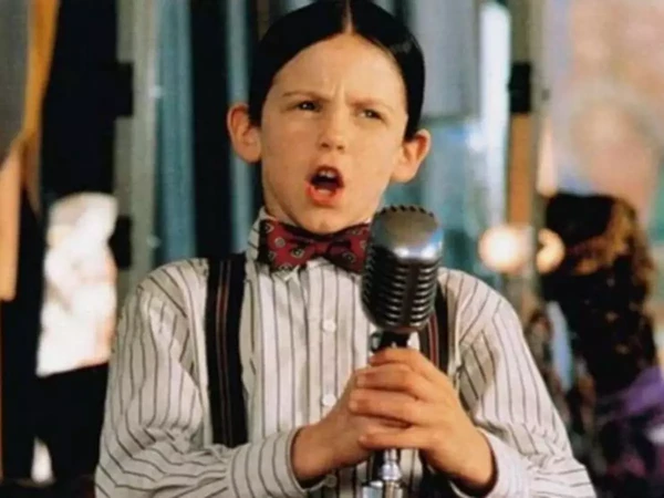 Bug Hall, o Alfafa do filme Os Batutinhas por Reprodução