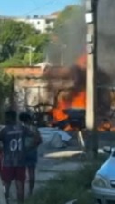 Carro explode em condomínio de Salvador por Reprodução/TV Bahia