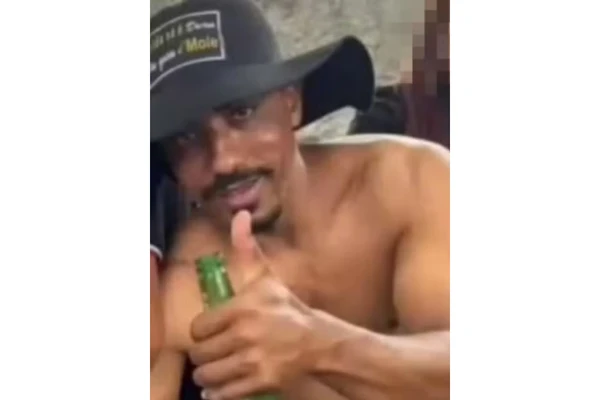 Casal não resistiu após carro ficar completamente destruído por Reprodução