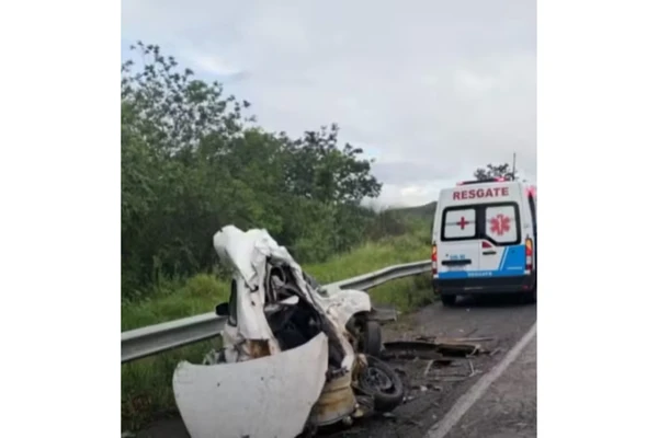 Casal não resistiu após carro ficar completamente destruído por Reprodução