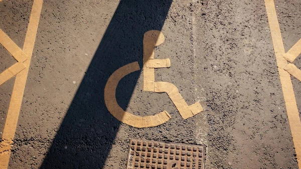 o caso de pessoas com deficiência que as incapacite para o trabalho, a inclusão como dependente não tem limite de idade, assim como para pais e avós que recebam rendimentos dentro da faixa de isenção por Pexels, Jakub Pabis