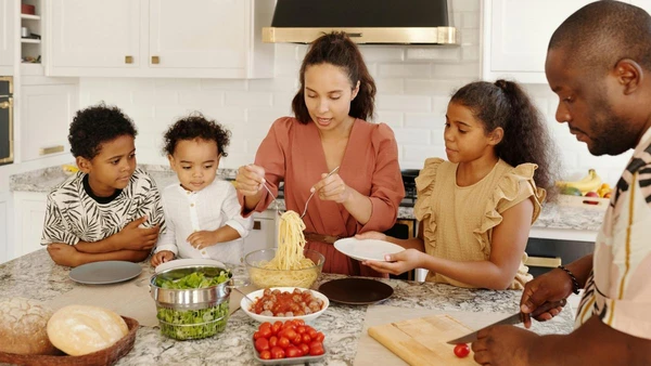 Além de filhos e cônjuges, a legislação permite a inclusão de pais, avós e até enteados, desde que respeitados os limites de renda e idade estabelecidos pela Receita Federal por Pexels, Vanessa Loring