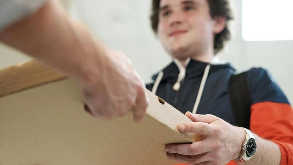 Se o dependente recebeu qualquer valor (salário, bolsa de estágio ou pensão), esse montante deve ser somado à renda do titular, o que pode elevar a alíquota do imposto a pagar por Pexels, Norman Mortenson